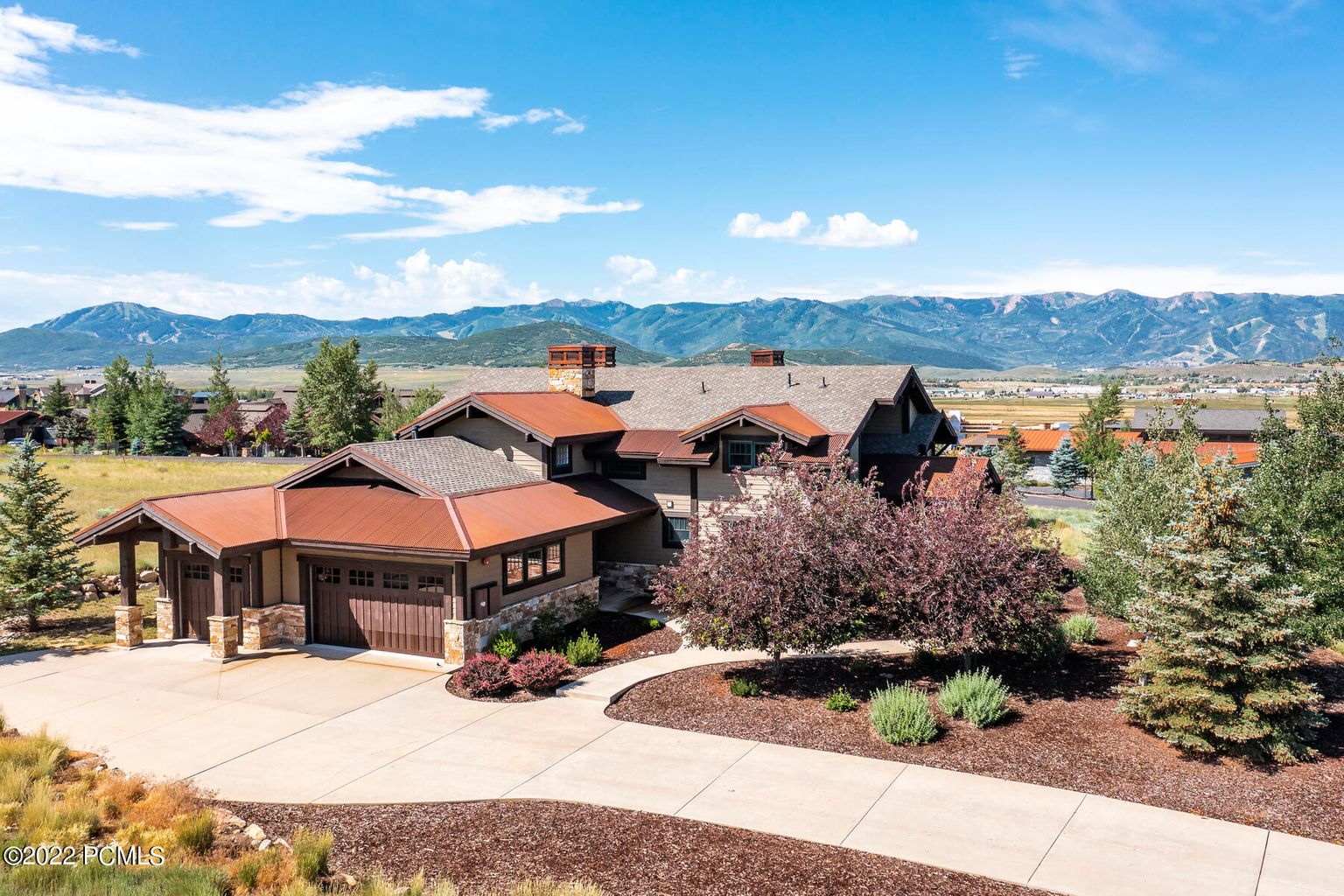 Welcome Home: 5-bedroom contemporary mountain retreat - TownLift, Park ...