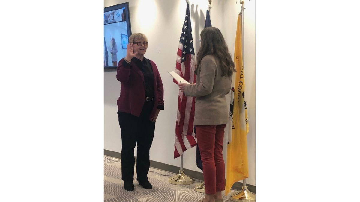 Tonja Hanson is sworn in to the Summit County Council by Summit County clerk, Eve Furse, on Nov. 22, 2022.