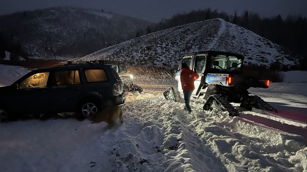 Wasatch County SAR teams worked to free a Honda Pilot from the snow, Nov. 25, 2022.