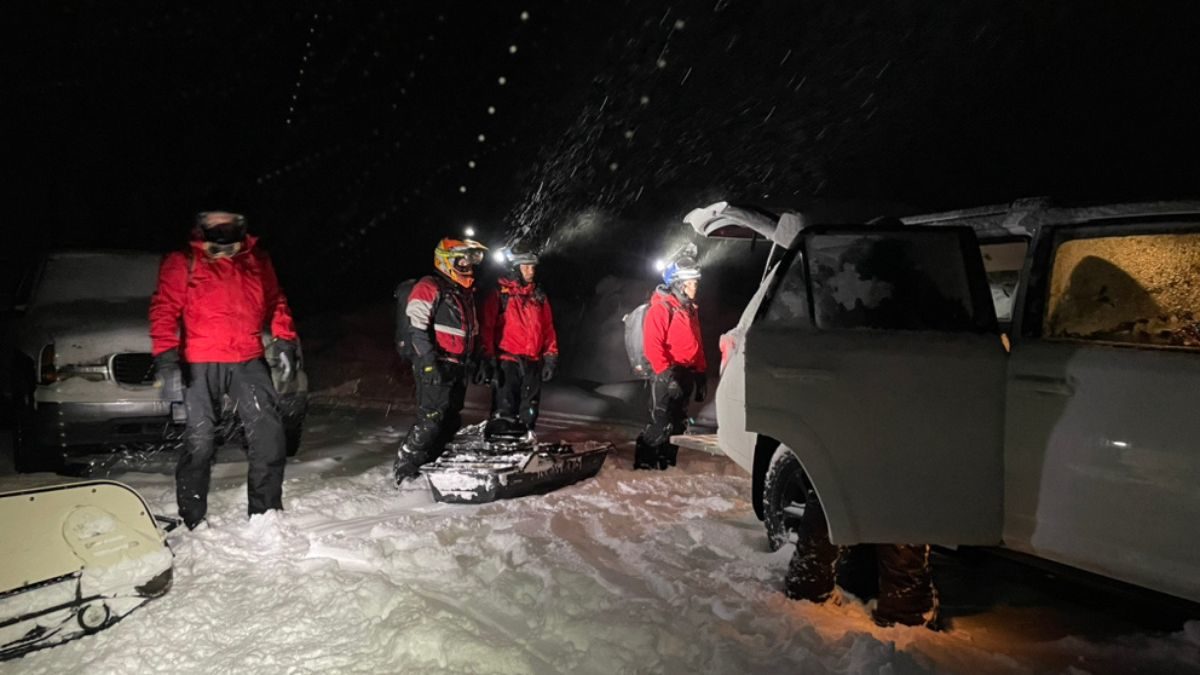 Wasatch County Search and Rescue teams assisted three stranded ice fishers this weekend at Strawberry Reservoir.
