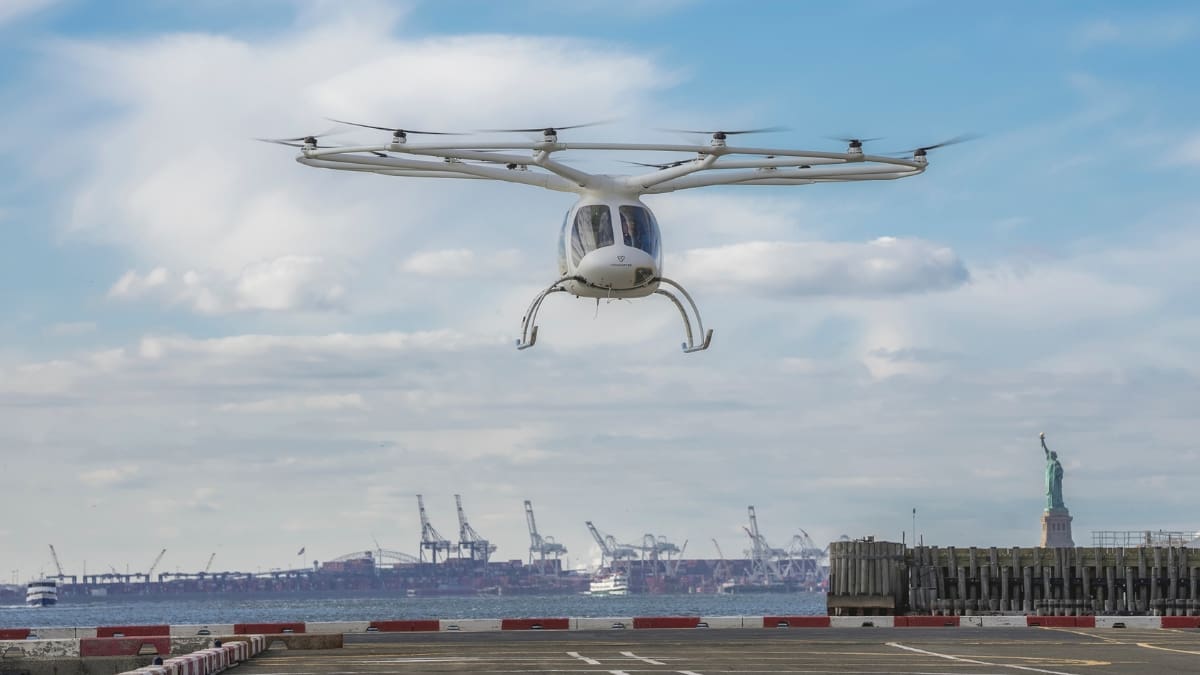 Volocopter 2X flying crewed over Downton Manhatten completing the first ever eVTOL-fight in Downtown Manhattan (NYC).