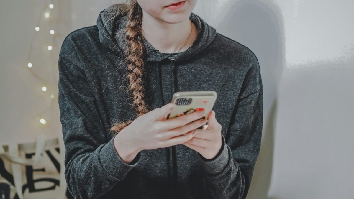 Teenager on smartphone.