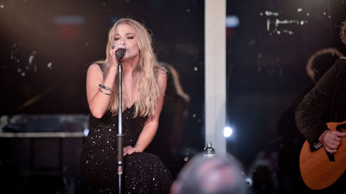 LeAnn Rimes performs at 2014 Big Apple Awards Gala.