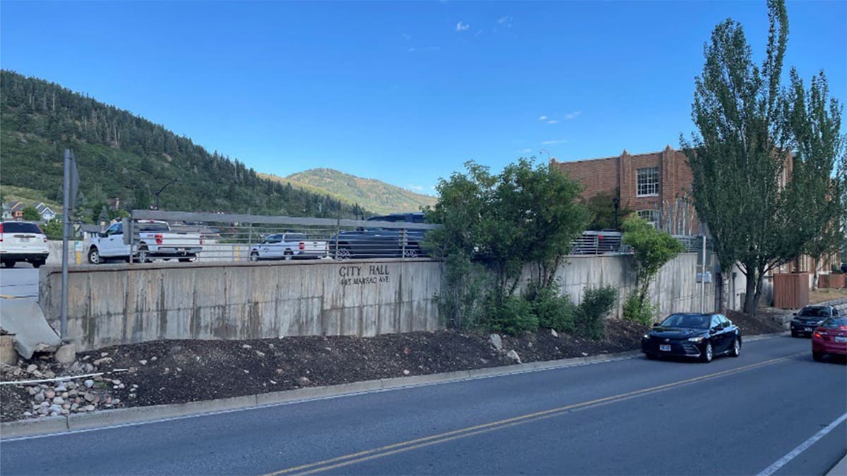 A wall of the China Bridge parking structure is exhibiting global failure according to a recent report from Park City staff.