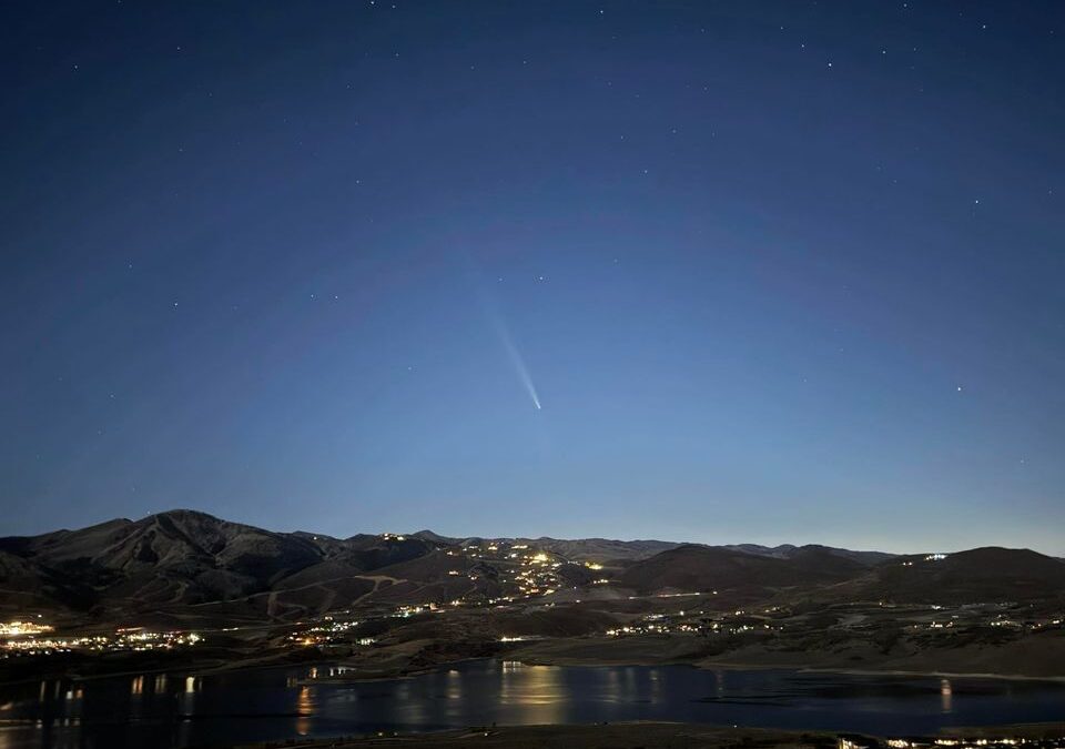 Comet C/2023 A3 Tsuchinshan-ATLAS seen over the Jordanelle Reservoir from Hideout Utah