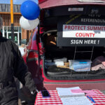 Karen Tarufi volunteers gathering signatures for the referendum in Kamas in February 2025.