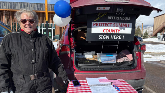 Karen Tarufi volunteers gathering signatures for the referendum in Kamas in February 2025.